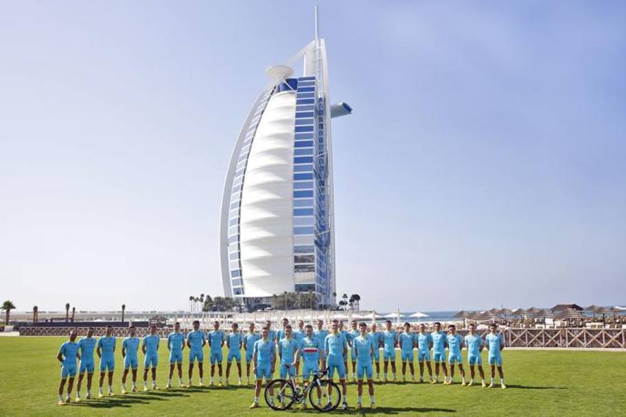Foto di gruppo dell’Astana 2015 davanti al Burj Al Arab